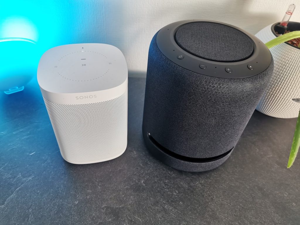 Echo Studio vs Sonos One Vorderseite