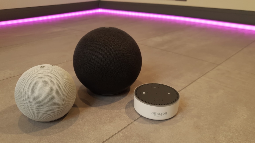 Amazon Echo Dot 4 im Test - Größenvergleich Echo 4 und Dot 2
