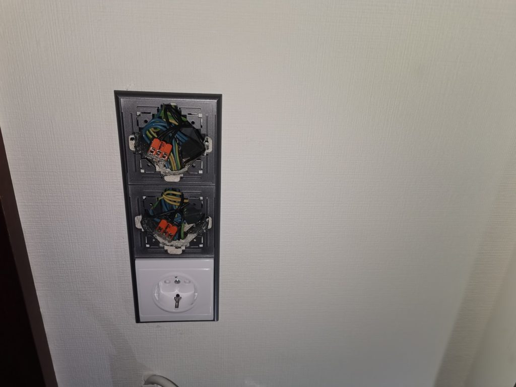Wohnzimmer Rahmen und Steckdose verbaut